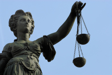 Eine Rechtsschutzversicherung tr�gt die Kosten bei erfolgversprechenden Rechtsstreitigkeiten.
